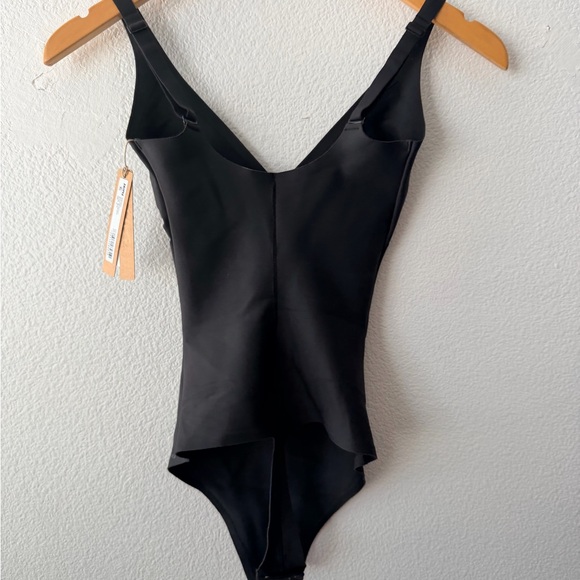 SKIMS BODY CS Core UNLINED PLUNGE BODYSUIT BD-THG-9551W Sz Small Shapewear Black - Picture 3 of 5
